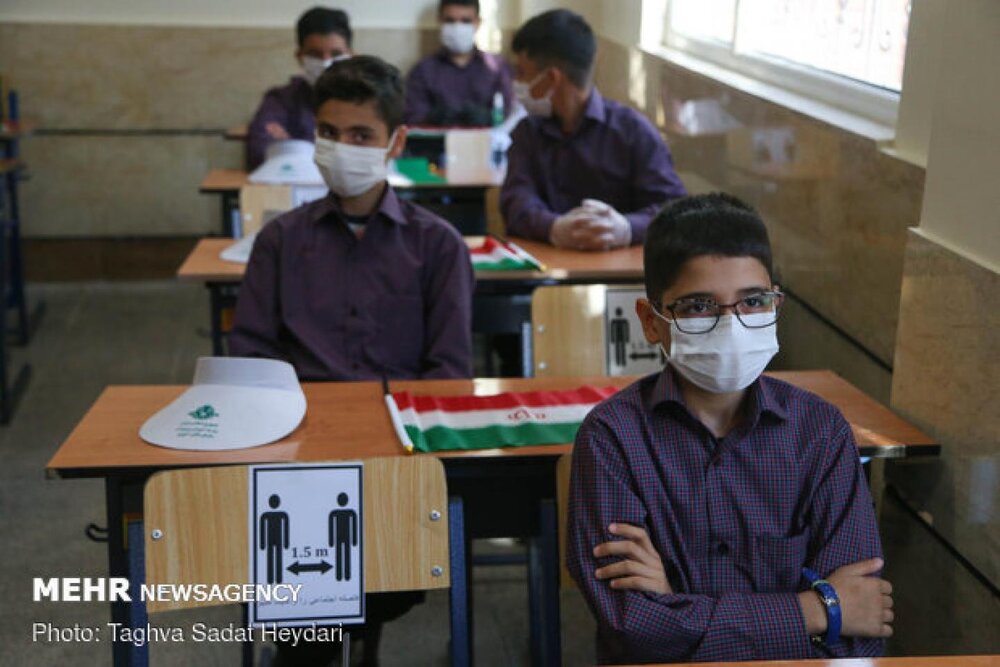 کلاس ۴۹ نفره با یک پنجره باز برای مقابله با کرونا در کرمان